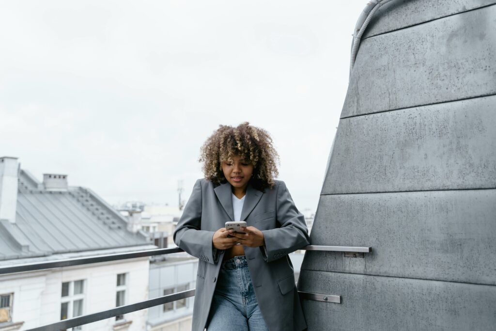 pexels-mart-production- 4 manieren om als student minder op je telefoon te zitten