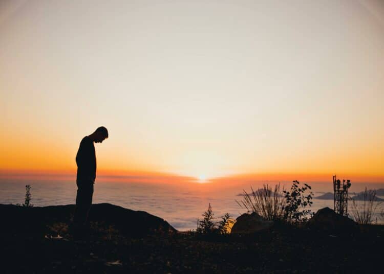 pexels-mike-homme debout devant la mer lors du coucher du soleil-voyager pendant tes études supérieures pour t'évader (1)