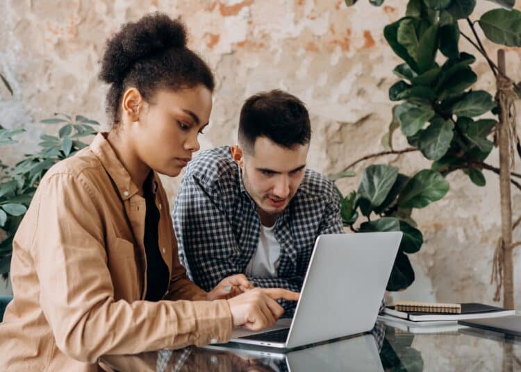 pexels-mikhail-nilov- étudiants sur un ordinateur - Les habitudes à mettre en place pour gérer le second quadrimestre