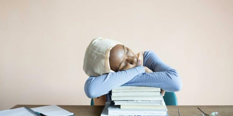 pexels-monstera-production-femme-qui-dort-sur-ses-livres-5-bonnes-raison-daller-en-cours-le-matin-