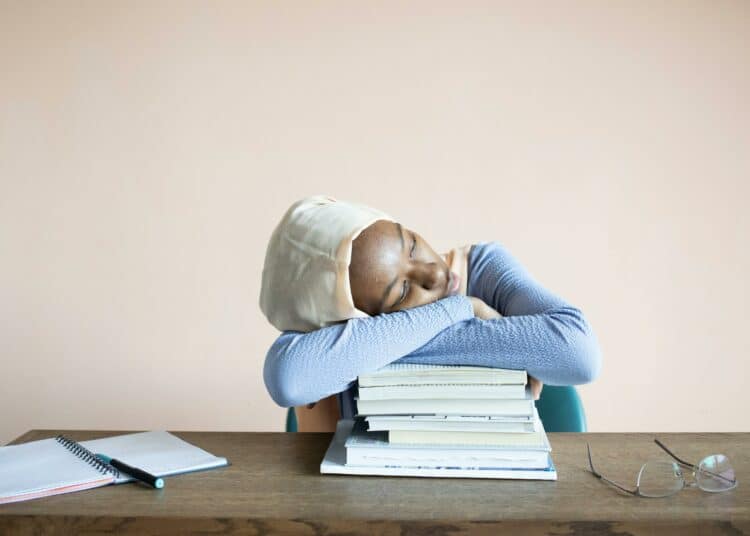 pexels-monstera-production-femme-qui-dort-sur-ses-livres-5-bonnes-raison-daller-en-cours-le-matin-