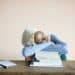pexels-monstera-production-femme-qui-dort-sur-ses-livres-5-bonnes-raison-daller-en-cours-le-matin-