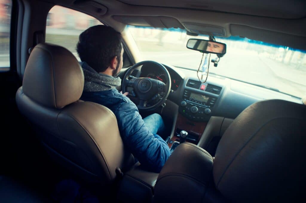 pexels-oleksandr-p-jeune en train de conduire-permis de conduire 4 erreurs à éviter
