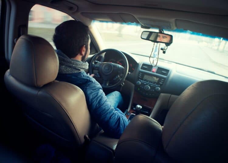 pexels-oleksandr-p-jeune en train de conduire-permis de conduire 4 erreurs à éviter