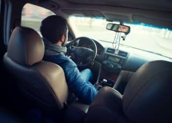 pexels-oleksandr-p- un étudiant qui apprend à conduire - 10 erreurs qu’on fait toujours quand on apprend à conduire