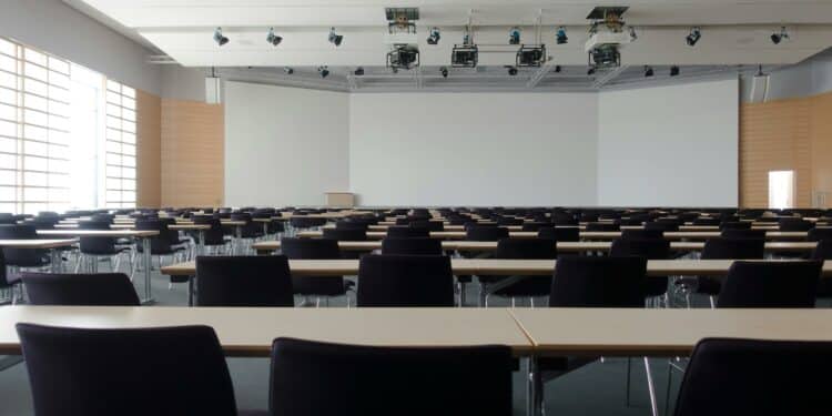 pexels-pixabay-auditoire vide - article sur comment rester concentré en cours