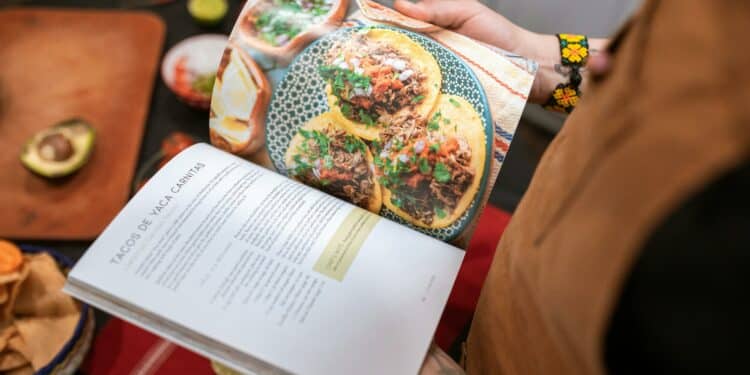 pexels-rdne-stock-project-regarder une recette- article sur trois recettes simples à préparer