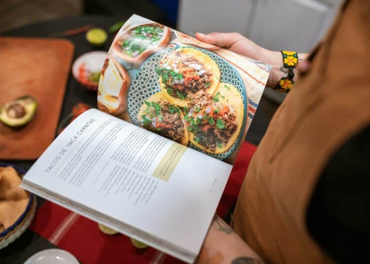 pexels-rdne-stock-project-regarder une recette- article sur trois recettes simples à préparer