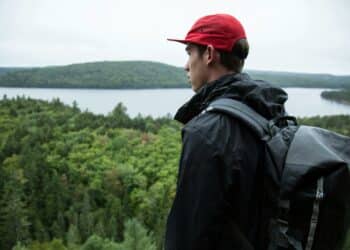pexels-sebastian-arie-voortman-jeune homme face à la nature-4 bienfaits d’une année sabbatique après sa rhéto