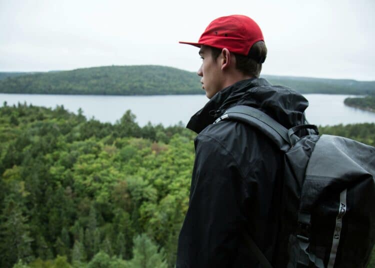 pexels-sebastian-arie-voortman-jeune homme face à la nature-4 bienfaits d’une année sabbatique après sa rhéto