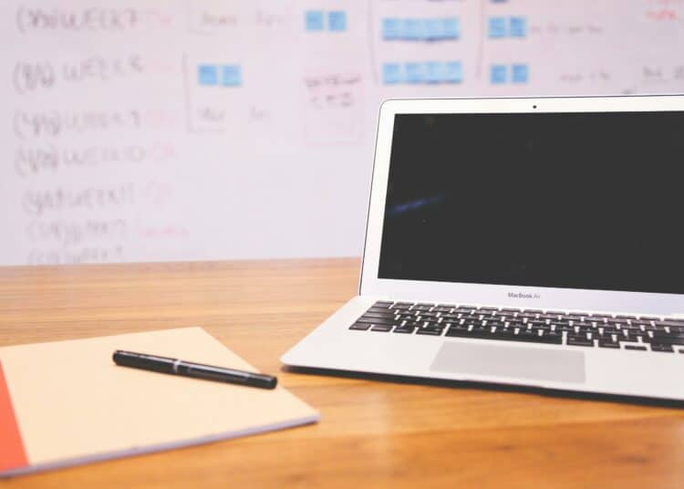 pexels-startup-stock-photos-ordinateur en cours-4 erreurs à ne pas faire lors d’une réorientation scolaire
