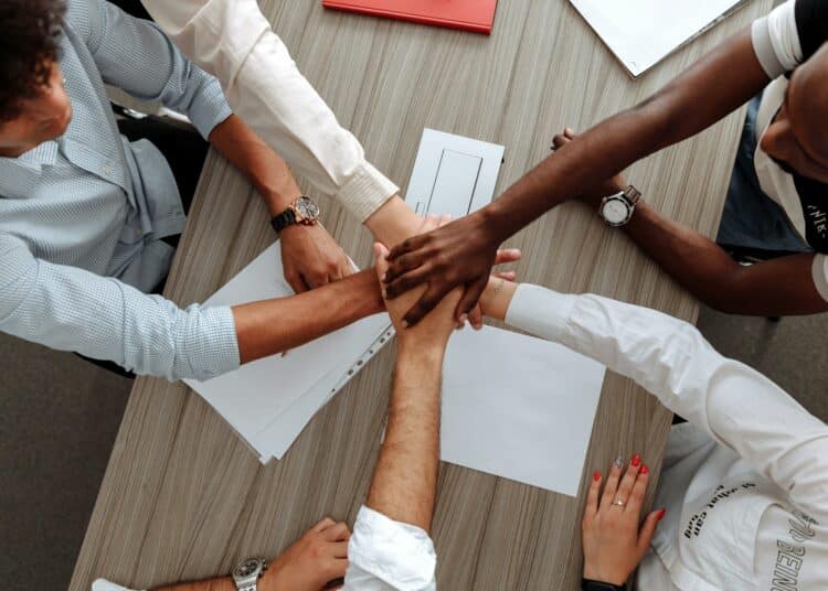 pexels-thirdman-des étudiants qui s'entraident- Trouver la bonne organisation pour un travail de groupe