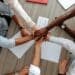 pexels-thirdman-des étudiants qui s'entraident- Trouver la bonne organisation pour un travail de groupe