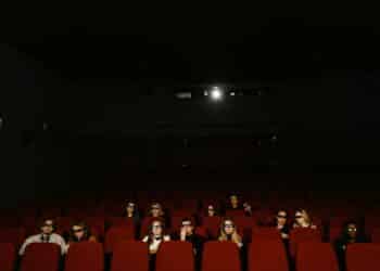pexels-tima-miroshnichenko-salle de cinéma- gagne ton accréditation au festival de cannes