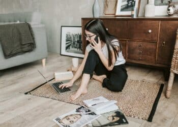 pexels-vlada-karpovich-Fille qui travaille sur son pc et téléphone en même temps-article comment cumuler études et job étudiant