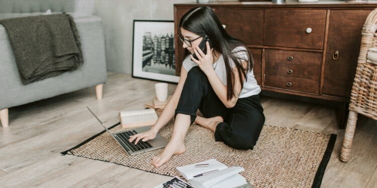 pexels-vlada-karpovich-Fille qui travaille sur son pc et téléphone en même temps-article comment cumuler études et job étudiant