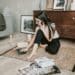 pexels-vlada-karpovich-Fille qui travaille sur son pc et téléphone en même temps-article comment cumuler études et job étudiant