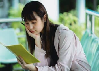 pexels-zen-chung-étudiante avec un cahier en main-Comment relativiser après s’être trompé d’études ?