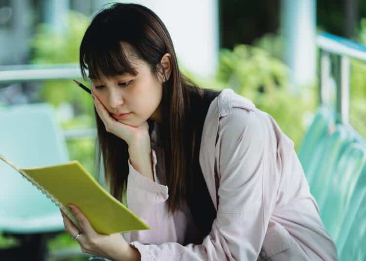 pexels-zen-chung-étudiante avec un cahier en main-Comment relativiser après s’être trompé d’études ?