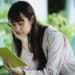 pexels-zen-chung-étudiante avec un cahier en main-Comment relativiser après s’être trompé d’études ?