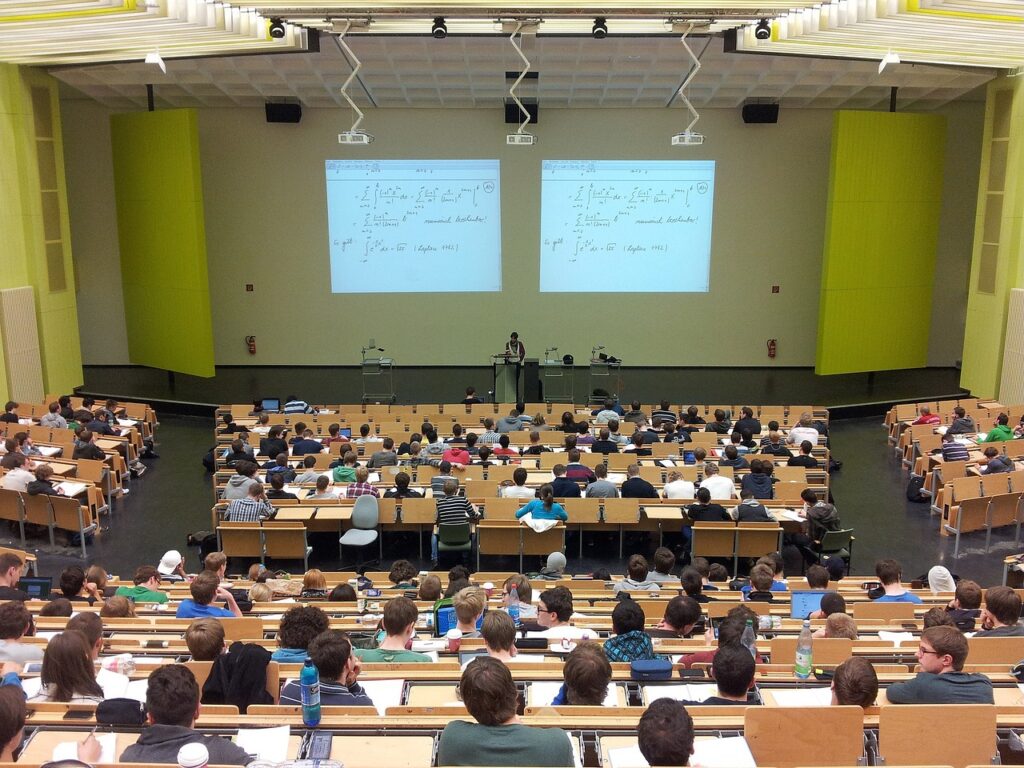 Pixabay-nikolayhg- auditoire rempli d'étudiant-c'est quoi la FEF