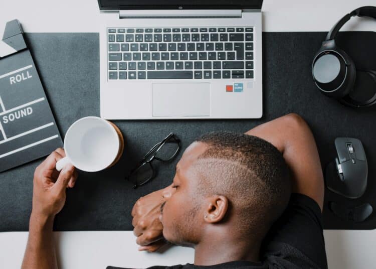 nubelson-fernandes-homme qui dort sur sa table - 5 conseils pour surmonter la procrastination durant tes études-unsplash