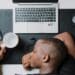 nubelson-fernandes-homme qui dort sur sa table - 5 conseils pour surmonter la procrastination durant tes études-unsplash