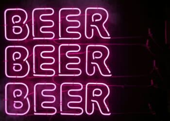 pexels-alex-knight-fond noir écrit en rose beer - dis moi quel étudaint gundailleur tu es je te dirai quelle bière il te faut