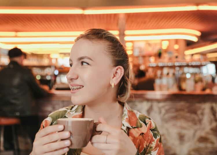 pexels-alina-rossoshanska-femme café- .choses à faire à namur jpg