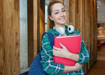 pexels-anastasiya-gepp-fille avec son casque qui sourit-Les 5 indispensables des étudiants dans leurs études