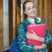 pexels-anastasiya-gepp-fille avec son casque qui sourit-Les 5 indispensables des étudiants dans leurs études
