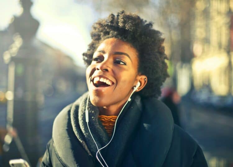 pexels-andrea-piacquadio-fememchant-top 10 des musiques good mood dans ta playlist