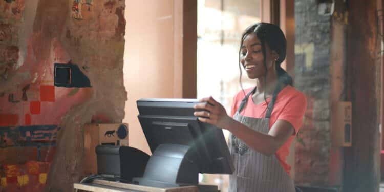 pexels-andrea-piacquadio-femme avec un tablier qui travaille - comment concilier job étudiant et pré-blocus