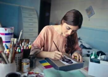 pexels-andrea-piacquadio-femme écrit -stratégies développer créativité en étude de comm