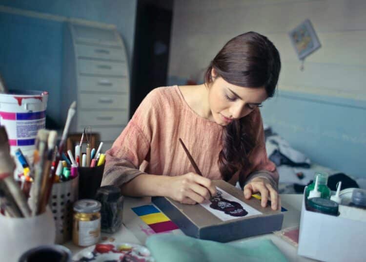 pexels-andrea-piacquadio-femme écrit -stratégies développer créativité en étude de comm