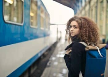 pexels-andrea-piacquadio-femme qui attend le train- 5 bonnes raisons de prendre les transports en commun quand on est étudiant