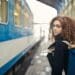 pexels-andrea-piacquadio-femme qui attend le train- 5 bonnes raisons de prendre les transports en commun quand on est étudiant