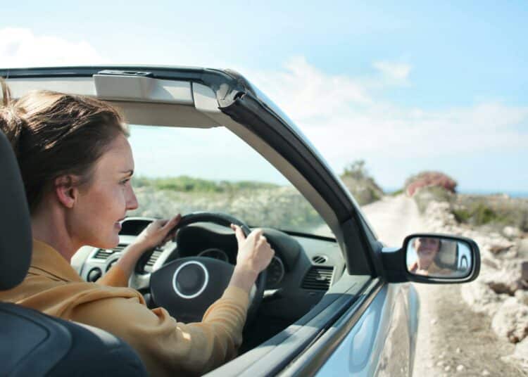 pexels-andrea-piacquadio-femme qui roule dans une voiture - Les meilleurs moments pour étudier ton permis théorique