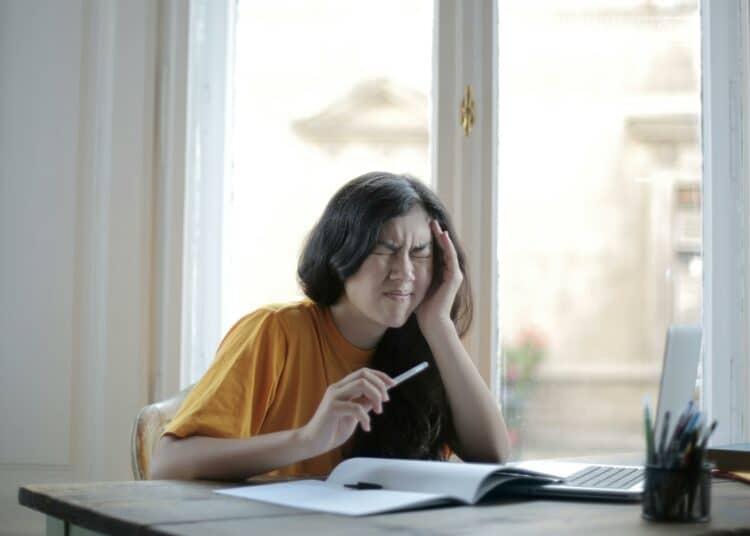 pexels-andrea-piacquadio-fille qui travaille tout en exprimant une certaine frustration-Pourquoi faire des pauses pendant que tu étudies