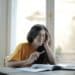 pexels-andrea-piacquadio-fille qui travaille tout en exprimant une certaine frustration-Pourquoi faire des pauses pendant que tu étudies