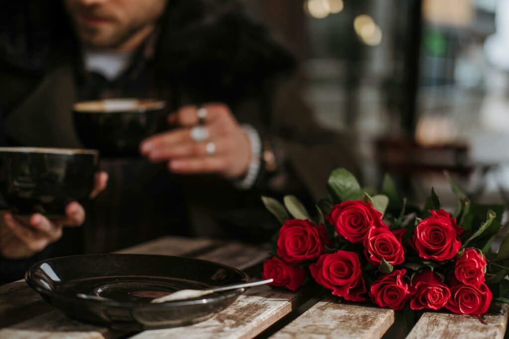 pexels-anete-lusina-rose sur une table en bois- les 9 meilleurs endroits pour faire un date à Bruxelles
