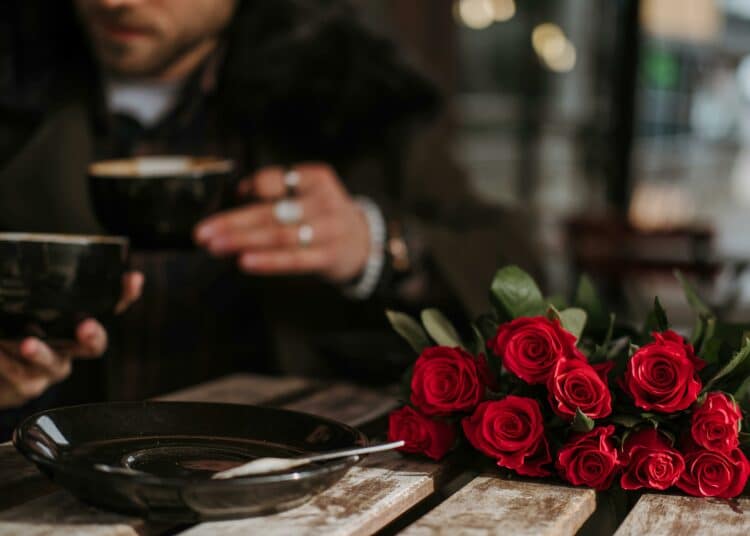 pexels-anete-lusina-rose sur une table en bois- les 9 meilleurs endroits pour faire un date à Bruxelles