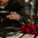 pexels-anete-lusina-rose sur une table en bois- les 9 meilleurs endroits pour faire un date à Bruxelles