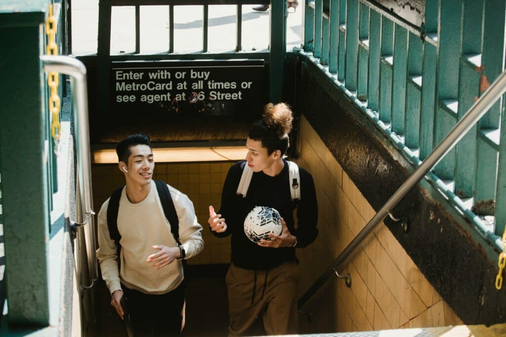 pexels-armin-rimoldi-étudiant sortant d'une station de métro- Les avantages financiers à être étudiant