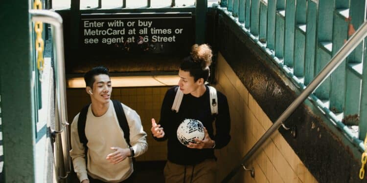 pexels-armin-rimoldi-étudiant sortant d'une station de métro- Les avantages financiers à être étudiant