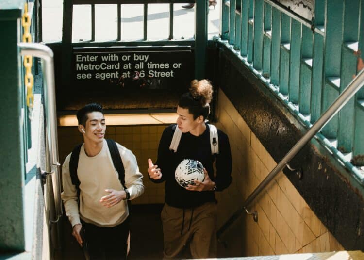 pexels-armin-rimoldi-étudiant sortant d'une station de métro- Les avantages financiers à être étudiant