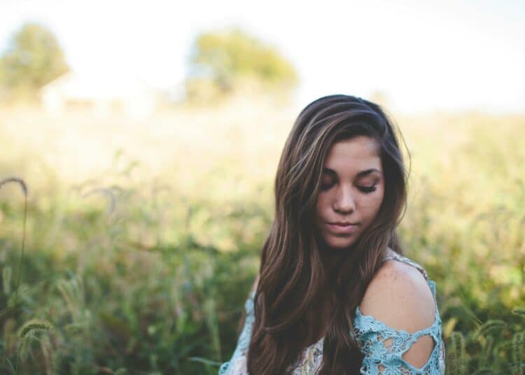 pexels-brynna-spencer-fille habillée léger dehors au soleil-Que faire à l’approche du printemps