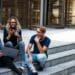 pexels-buro-millennial-jeunes assis dehors avec le sourire-Les pires anecdotes étudiantes recensées par Kotplanet