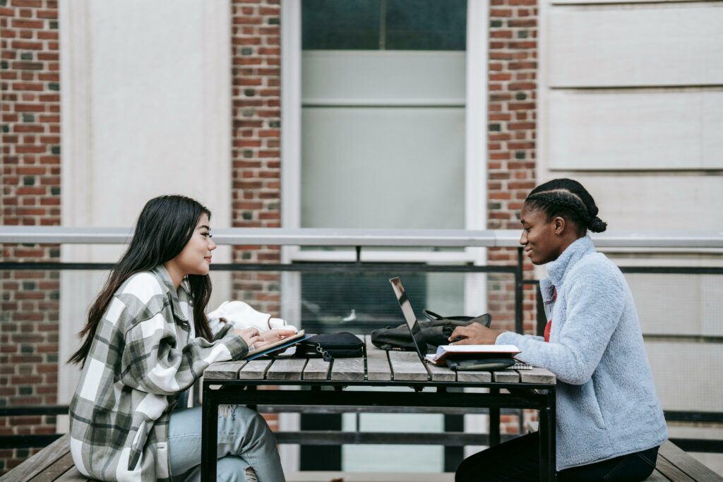 pexels-charlotte-may- 2 meisjes die samen studeren - Hoe maak je snel nieuwe vrienden op een nieuwe campus