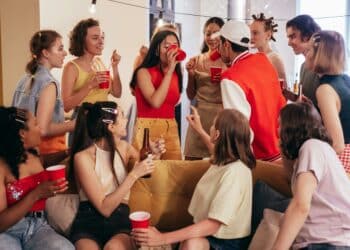 pexels-cottonbro-studio - 5 memes qui résument bien les soirées chez tes potes